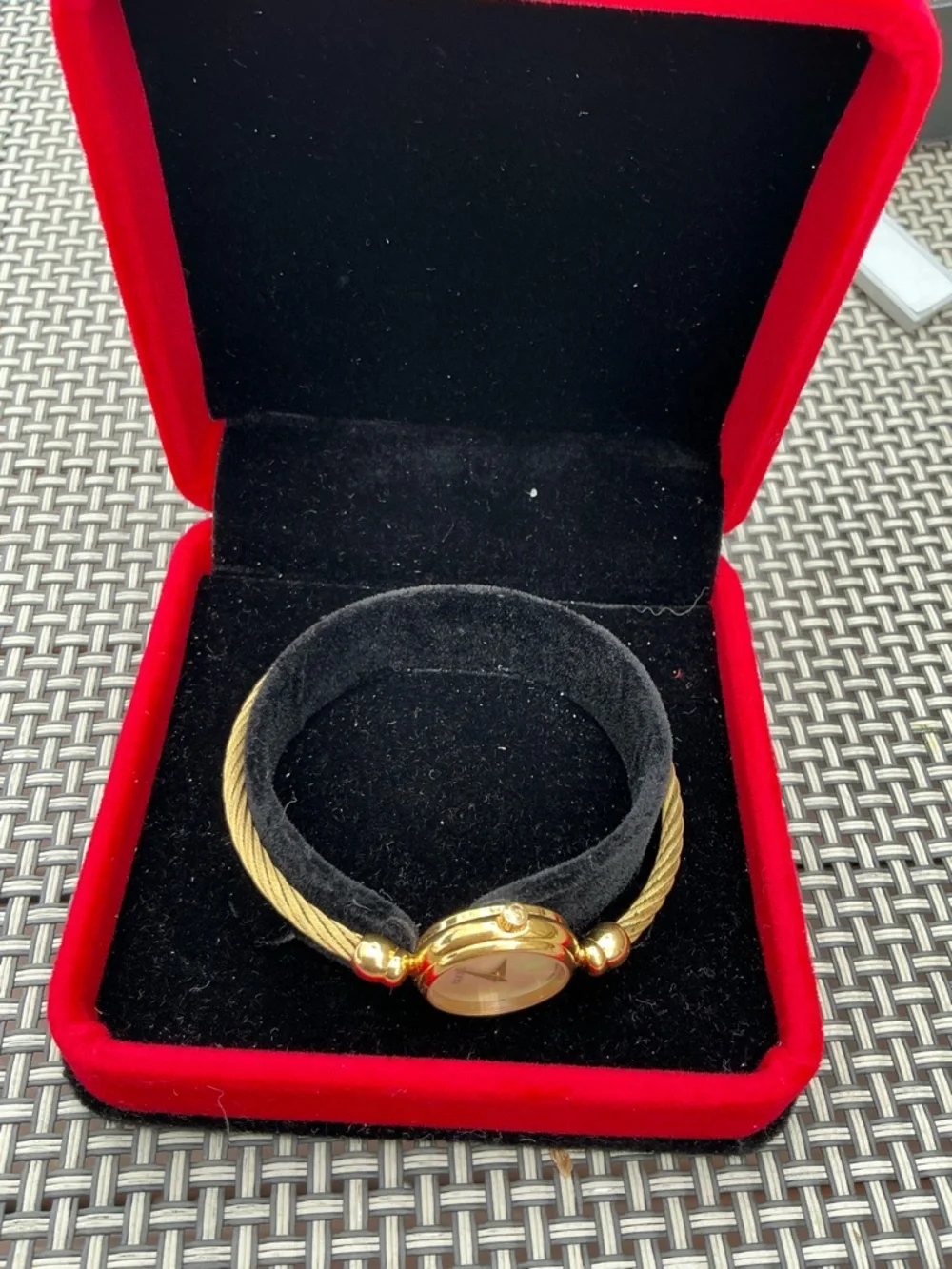 Gucci Gold-Tone Watch with Mother-of-Pearl Dial🌟 - Picture 4 of 9